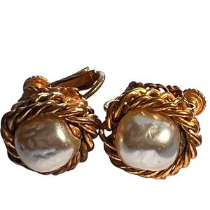 Miriam Haskell | Signed Vintage Pearl Clip screw  On Earrings - Very Rare …